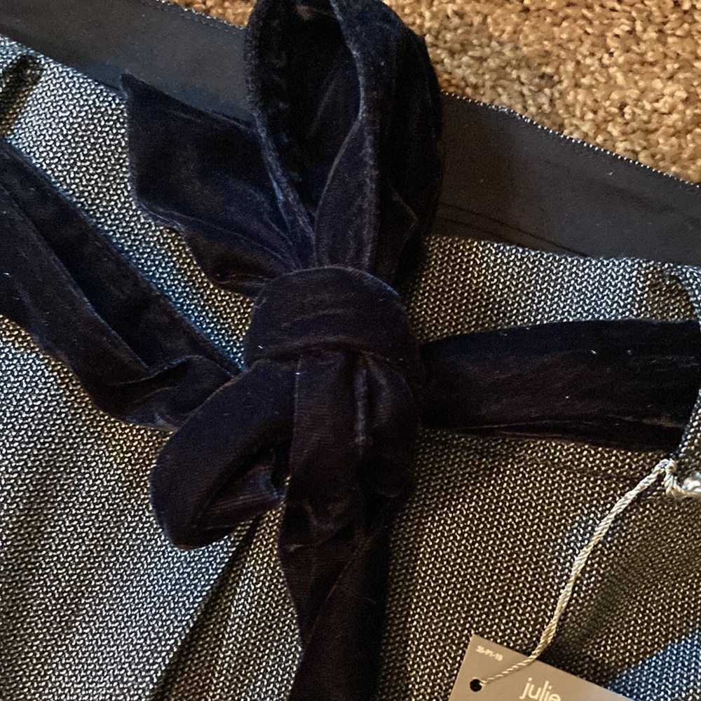 LOFT. SHARP LOOKING BLACK/WHITE PETITE “JULIE” PANTS WITH VELVET TIE! Size 12 P - Picture 5 of 8